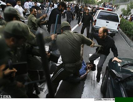 ضرب وشتم گروهی از زائران حرم امام رضا سلام الله علیه توسط نیروهای اطلاعاتی